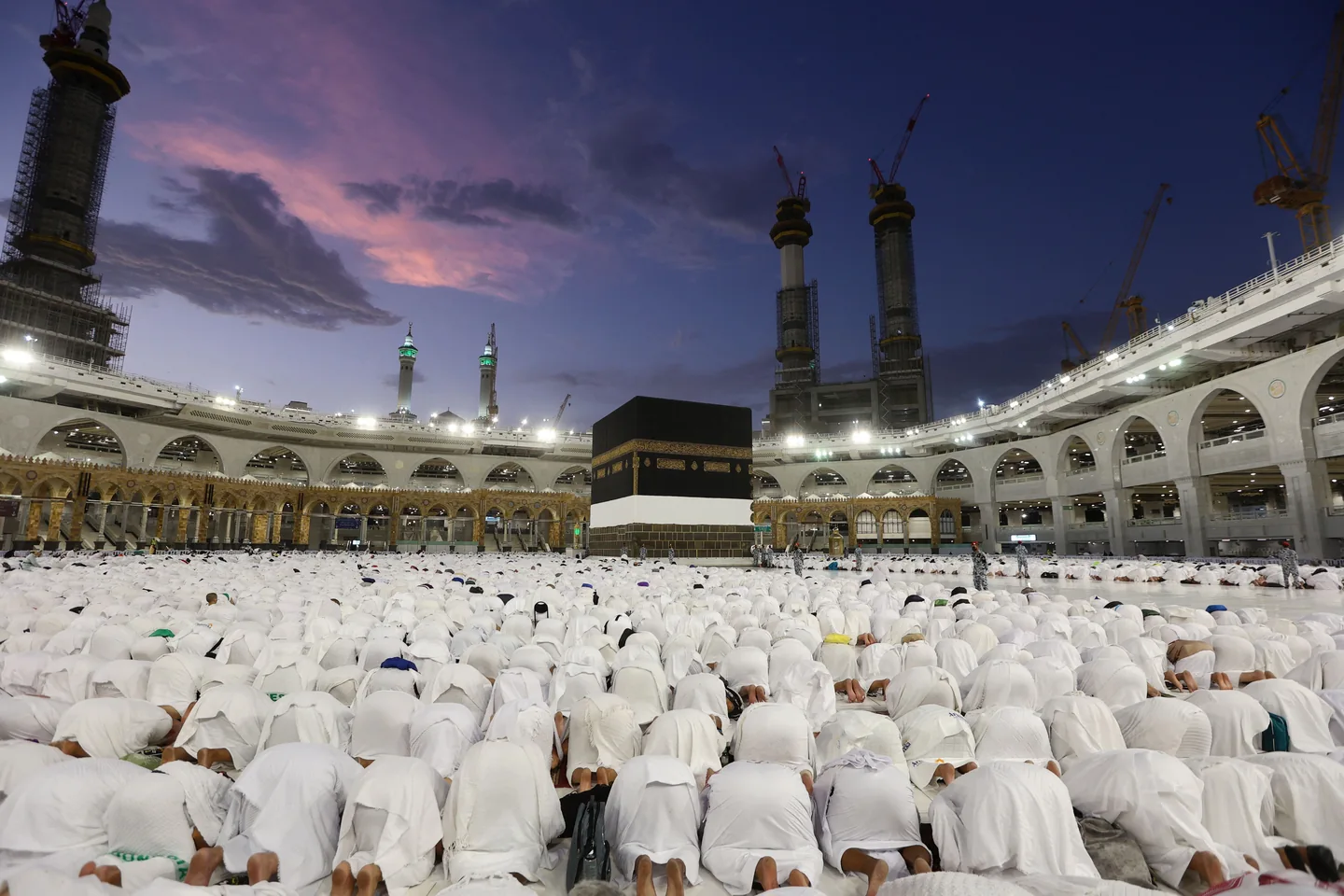المصلون أمام الكعبة المشرفة في المسجد الحرام