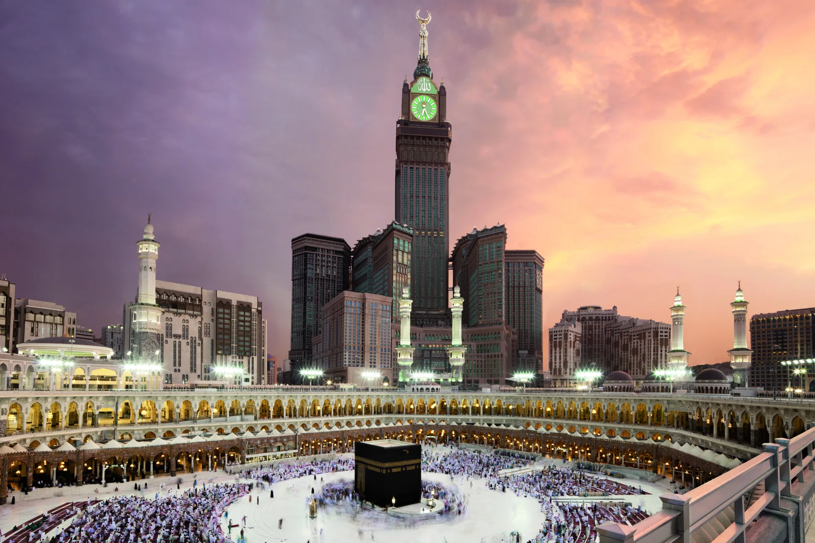 الكعبة المشرفة وأبراج البيت عند الغروب